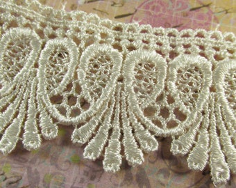 Ivory 1.75 inch Loop De Loop Scalloped Lace Fringed Trim