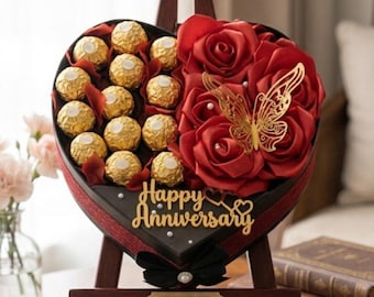 Preciosa cesta de regalo de aniversario con forma de corazón, bombones y rosas de seda.
