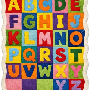 Può includere: Un colorato tappeto con l'alfabeto e un bordo bianco smerlato. Ogni lettera dell'alfabeto è visualizzata in un colore diverso, su uno sfondo quadrato. Il tappeto è progettato per scopi educativi e aggiunge un tocco giocoso a qualsiasi stanza.
