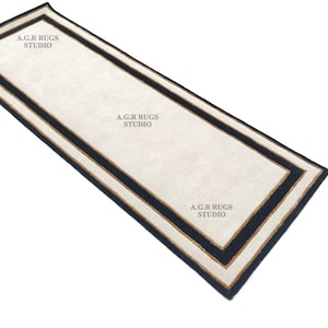 Handgetuft wollen loper, zwarte rand, neutraal beige tapijt, aangepast formaat