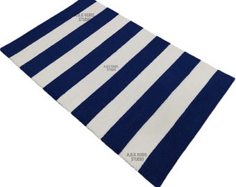 ハンドタフテッドウールエリアラグ、ブルーとホワイトのストライププリント