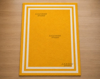 Tappeto rettangolare giallo in stile retrò, con bordo a righe gialle.