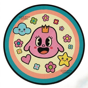 Può includere: Un tappeto circolare con un centro color crema che presenta un personaggio dei cartoni animati rosa con una corona arancione, circondato da fiori colorati, una nuvola blu, una stella gialla e un cuore rosa. Il testo A.G.R RUGS STUDIO appare due volte.