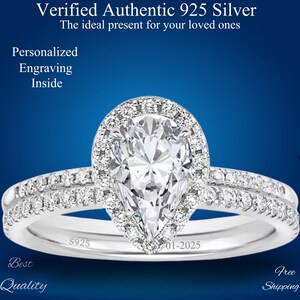 Peut inclure: Un ensemble de bagues en argent avec une pierre centrale en forme de poire et un halo de petites pierres. La bande est également ornée de petites pierres. Le texte "Verified Authentic 925 Silver" et "Personalized Engraving Inside" est inclus.
