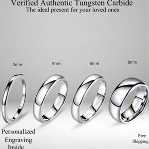 Könnte beinhalten: Vier silberne Wolframkarbidringe in verschiedenen Breiten: 2 mm, 4 mm, 6 mm und 8 mm. Die Ringe werden vor einem hellen Hintergrund präsentiert. Der Text "Verified Authentic Tungsten Carbide" und "Personalisierte Gravur innen" ist ebenfalls sichtbar.