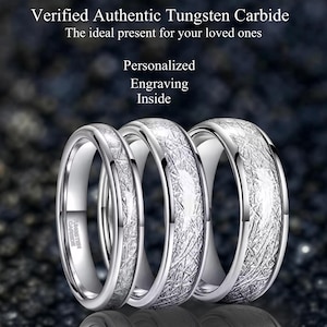 Könnte beinhalten: Drei silberne Wolframkarbidringe mit strukturierter Oberfläche werden gezeigt. Die Ringe haben eine polierte Oberfläche und sind vor einem dunklen Hintergrund platziert. Der Text auf dem Bild lautet "Verified Authentic Tungsten Carbide" und "Personalized Engraving Inside."