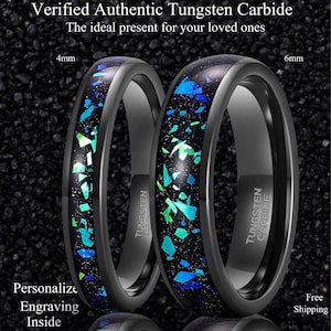 Puede incluir: Dos anillos negros de carburo de tungsteno con una incrustación moteada de fragmentos azules y verdes. Un anillo mide 4 mm de ancho, el otro 6 mm. Los anillos tienen el texto "Tungsten Carbide" en el lateral. La imagen también incluye el texto "Verified Authentic Tungsten Carbide".