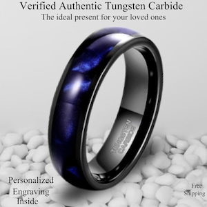 Könnte beinhalten: Schwarzer Wolframkarbidring mit blau-lila Marmor-Inlay. Der Ring trägt die Gravur "Tungsten Carbide". Das Bild enthält auch den Text "Verified Authentic Tungsten Carbide" und "Personalized Engraving Inside".