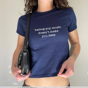 Hating Pop Music Doesn&#39;t Make You Deep Baby Tee, Y2K Iconic Croptop, Funny It Girl Meme Cute Top Baby Tee, Sassy Unhinged Sarcastic Gifts