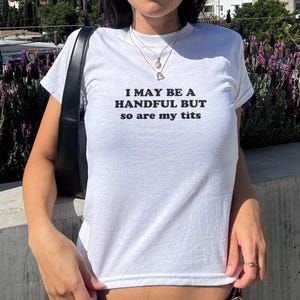 Maglietta per neonati Y2K I May Be a Handful, regalo divertente, maglietta estiva retrò con croptop, maglietta con grafica audace, regalo alla moda per lei, top estetico