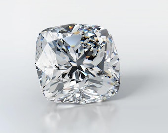 Op de afbeelding: Een heldere, kussenvormige diamant met talrijke facetten die licht reflecteren. De edelsteen is geplaatst tegen een witte achtergrond, wat de schittering en helderheid benadrukt. De diamant heeft een vierkante vorm met afgeronde hoeken.