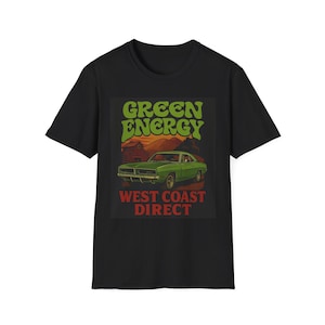 Puede incluir: Camiseta negra con un gráfico que presenta un coche verde vintage, un granero y las palabras "GREEN ENERGY" y "WEST COAST DIRECT" en fuentes retro. El diseño tiene un ambiente vintage y al aire libre.
