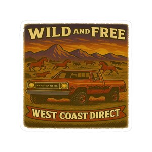 Puede incluir: Una pegatina con una camioneta Dodge naranja vintage con el texto "WILD AND FREE" arriba y "WEST COAST DIRECT" abajo. El fondo muestra caballos corriendo y montañas bajo un cielo de atardecer.