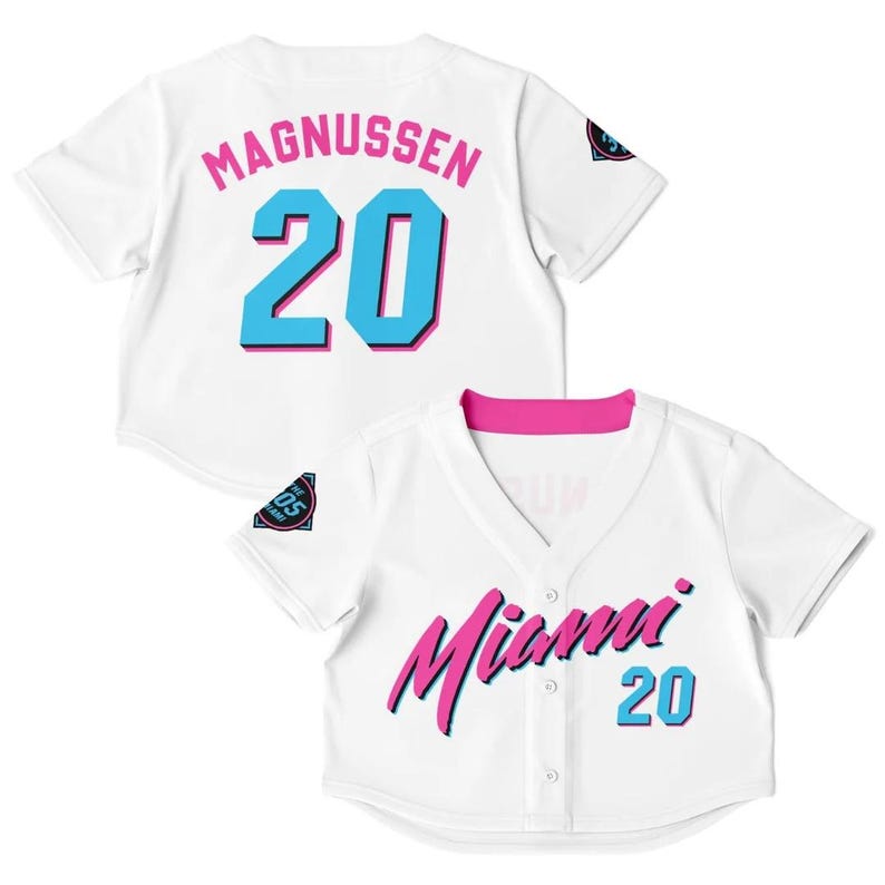 Peut inclure: Maillot de baseball blanc avec le nom "Magnussen" et le num&eacute;ro "20" en rose et bleu. Le maillot comporte &eacute;galement le mot "Miami" et le num&eacute;ro "20" en rose et bleu.