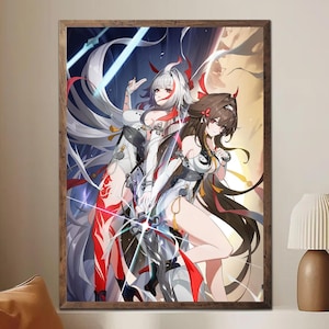 Op de afbeelding: Een ingelijste anime-stijl print met twee vrouwelijke personages. De personages hebben lang haar, hoorns en dragen witte en zwarte outfits met rode accenten. De achtergrond heeft een mix van blauwe, witte en gele tinten.