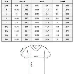 Op de afbeelding: Maattabel voor een voetbalshirt met all-over print. De tabel toont afmetingen in cm en inches voor lengte, breedte en mouwlengte, van maat S tot 5XL. De tekst bovenaan luidt "ALL-OVER PRINT FOOTBALL JERSEY".