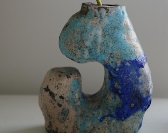 Jarrón escultórico de cerámica con esmaltado raku azul y turquesa,
