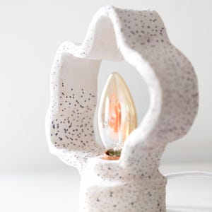Lampe artistique en céramique faite main, éclairage de chevet minimal, pièce décorative moderne sculpturale au design organique