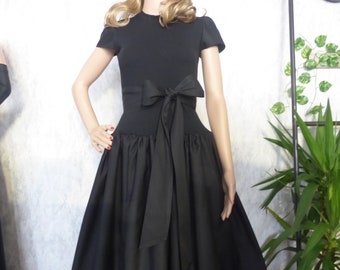 Elegant ladies dress with removable sleeves,