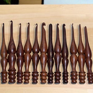 Set di uncinetti in legno da 3,5 mm a 12 mm / Uncinetti ergonomici fatti a mano per lavorare a maglia e all&#39;uncinetto / Forniture artigianali regalo per amanti dell&#39;uncinetto
