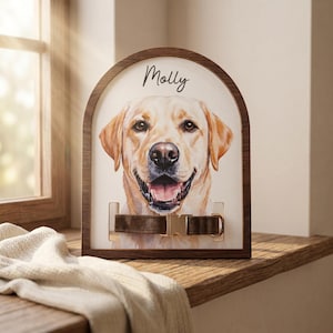 Op de afbeelding: Houten ingelijste dierenportret met een lachende gele Labrador Retriever. De naam "Molly" staat boven de afbeelding van de hond. Een bruine halsband met een gouden gesp wordt eronder weergegeven.