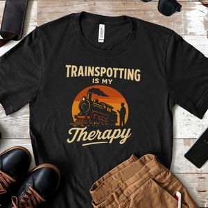 Trainspotting ist meine Therapie Shirt – Vintage Dampfzug T-Shirt für Eisenbahnfans – Lustiges Geschenk für Zugliebhaber – Lokomotive Entspannung Humor