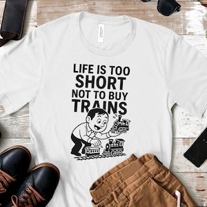Das Leben ist zu kurz, um keine Züge zu kaufen Shirt – Lustig Illustriertes Zug Liebhaber T-Shirt – Geschenk für Eisenbahnfans & Sammler – Modell Eisenbahn Humor