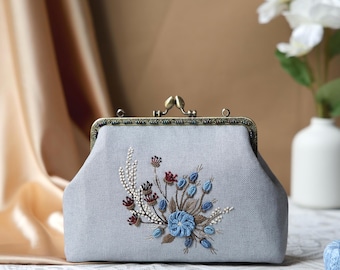 Handmade Embroidered Floral Kisslock Bag: Vintage Style Linen Clutch