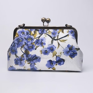 Brocade Kiss Lock Clutch: Vintage Style Evening Bag with Tassel