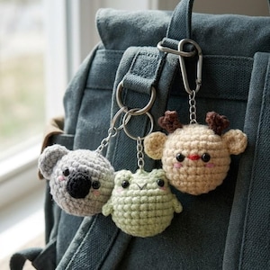 Brelok do kluczy z szydełkowanym zwierzątkiem, uroczy pluszowy wisiorek amigurumi, ręcznie robiony mini brelok, kawaii zawieszka do torebki na prezent dla przyjaciółki