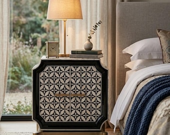Zwart-wit parelmoer nachtkastje, geometrisch nachtkastje, luxe parelmoer kast, messing gecoat houten onderstel, Marokkaanse bijzettafel, op maat gemaakt decor, VS