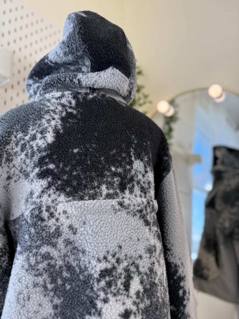 K&ouml;nnte beinhalten: Ein Set aus drei Keramikbechern mit gesprenkelter, matter Oberfl&auml;che. Die Becher sind in Creme-, Hellgrau- und Dunkelgraut&ouml;nen gehalten. Jeder Becher hat ein schlichtes, minimalistisches Design.