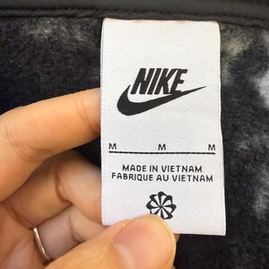 K&ouml;nnte beinhalten: Ein Set aus drei Keramikbechern mit gesprenkelter, matter Oberfl&auml;che. Die Becher sind in den Farbt&ouml;nen Creme, Hellgrau und Dunkelgrau gehalten. Jeder Becher hat ein schlichtes, minimalistisches Design und einen abgerundeten Henkel.