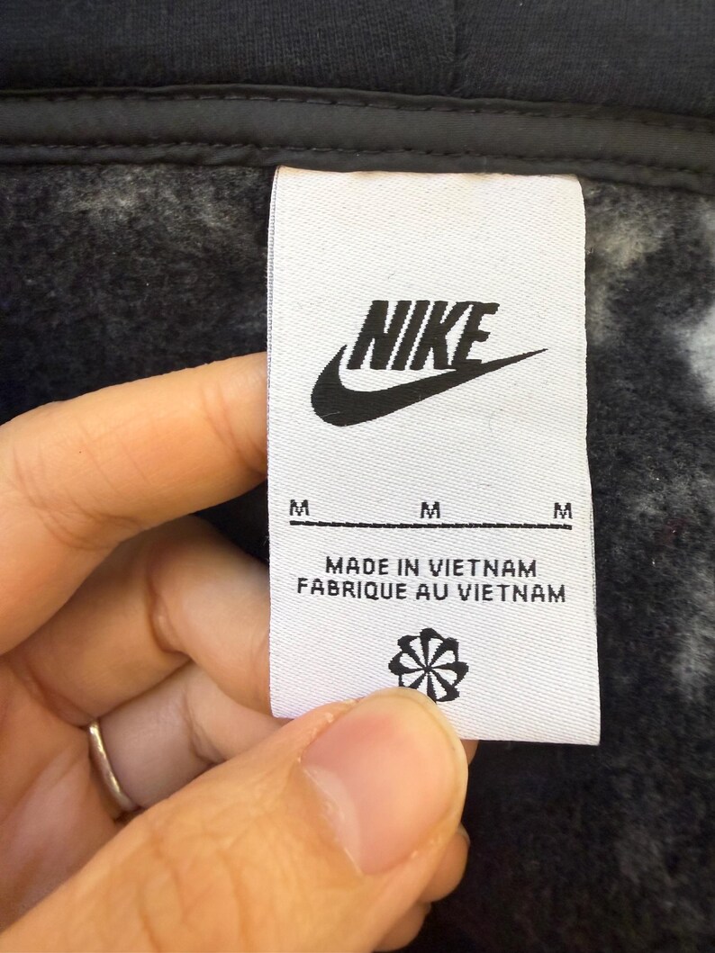 K&ouml;nnte beinhalten: Ein Set aus drei Keramikbechern mit gesprenkelter, matter Oberfl&auml;che. Die Becher sind in den Farbt&ouml;nen Creme, Hellgrau und Dunkelgrau gehalten. Jeder Becher hat ein schlichtes, minimalistisches Design und einen abgerundeten Henkel.