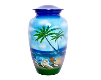 Könnte beinhalten: Blau-grüne Urne mit Deckel, die eine tropische Strandszene zeigt. Palmen, ein blaues Meer und Strandstühle sind auf die Urne gemalt. Die Urne ist ein dekorativer Gegenstand, wahrscheinlich für Gedenkzwecke.