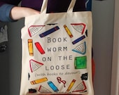 Borsa tote Book Worm - Divertente - Regalo di lettura - Bookworm - Borsa per biblioteca - Libri colorati - Regalo didattico - Insegnante - Laura Lee Designs