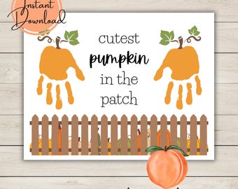 Pode incluir: Uma placa branca com o texto "cutest pumpkin in the patch" e abóboras com impressões de mãos. A placa também apresenta uma cerca marrom e uma ilustração de pêssego. As palavras "Instant Download" e "hello peach prints" também são visíveis.