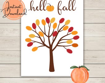 Puede incluir: Impresión blanca con un árbol marrón adornado con hojas rojas, naranjas y amarillas. Las palabras "hello fall" están escritas en escritura marrón, con un gráfico de calabaza encima de "fall". Un gráfico de melocotón está en la parte inferior derecha.