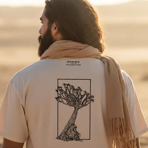 Un guía espera pacientemente - Camiseta clásica unisex con temática namibia - Envío gratuito a todo el mundo