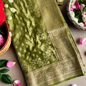 Banarasi satijnen zijden sari: jaalrand met kleine knoopjes en bloemen