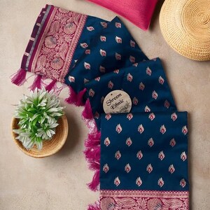 Banarasi zachte zijden sari: blauwe zari-rand, roze meenakari-weefsel