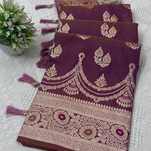Banarasi Silk Saree: Zari Butta & Flower Work, gestikte blouse