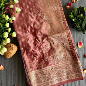 Paddenstoelsatijn Katan Banarasi Saree | Jal-rand en buti-weven | USA doorgestikte blouse van pure zijde