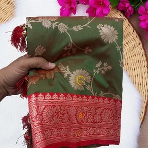 Groene sari van Banarasi-zijde: Zari-weefsel, Meenakari-detail en kwastjes