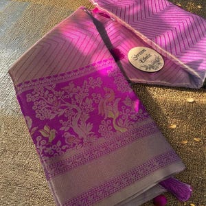 Nuovo sari in tessuto viola morbido con bordo floreale intrecciato Zari