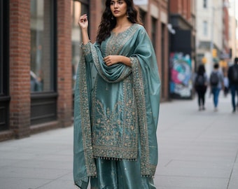 Completo Kurta Sharara in seta pesante, con ricami di design e paillettes, abito indiano festivo.