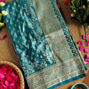 Prachtige nieuwe sari van Katan Banarasi in mushru-satijnzijde | Traditionele bloemen- en jalrand | Zuid-Indiase cultureel gestikte blouse van pure zijde