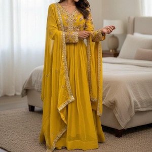 Abito Anarkali giallo in georgette con ricami di paillettes zari, abito etnico da sposa
