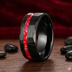 Anillo de carburo de tungsteno de 8 mm para hombre y mujer, alianza de boda martillada con incrustaciones de piedra de vidrio rojo y negro, anillo de aniversario único para parejas, promesa texturizada.