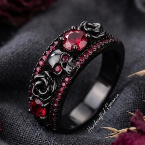 Anillo gótico de calavera rosa, alianza llamativa de oro negro y rubí, joyería Memento Mori, Dark Academia